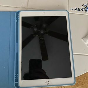 Ipad 7th generation 32 GB with a Keyboard Case and Glass Screen Protecter